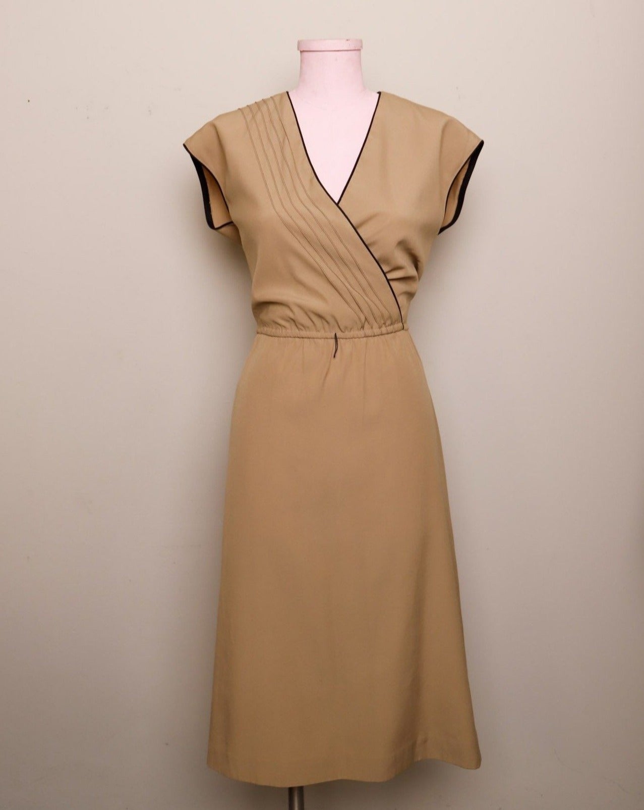 1970's Sleeveless Tan A-line dress with ...